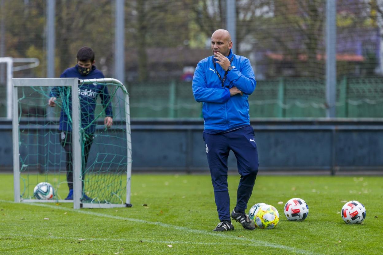 Javi Rozada se muestra pensativo durante la sesión de entrenamiento del miércoles en las Instalaciones Nando Yosu.