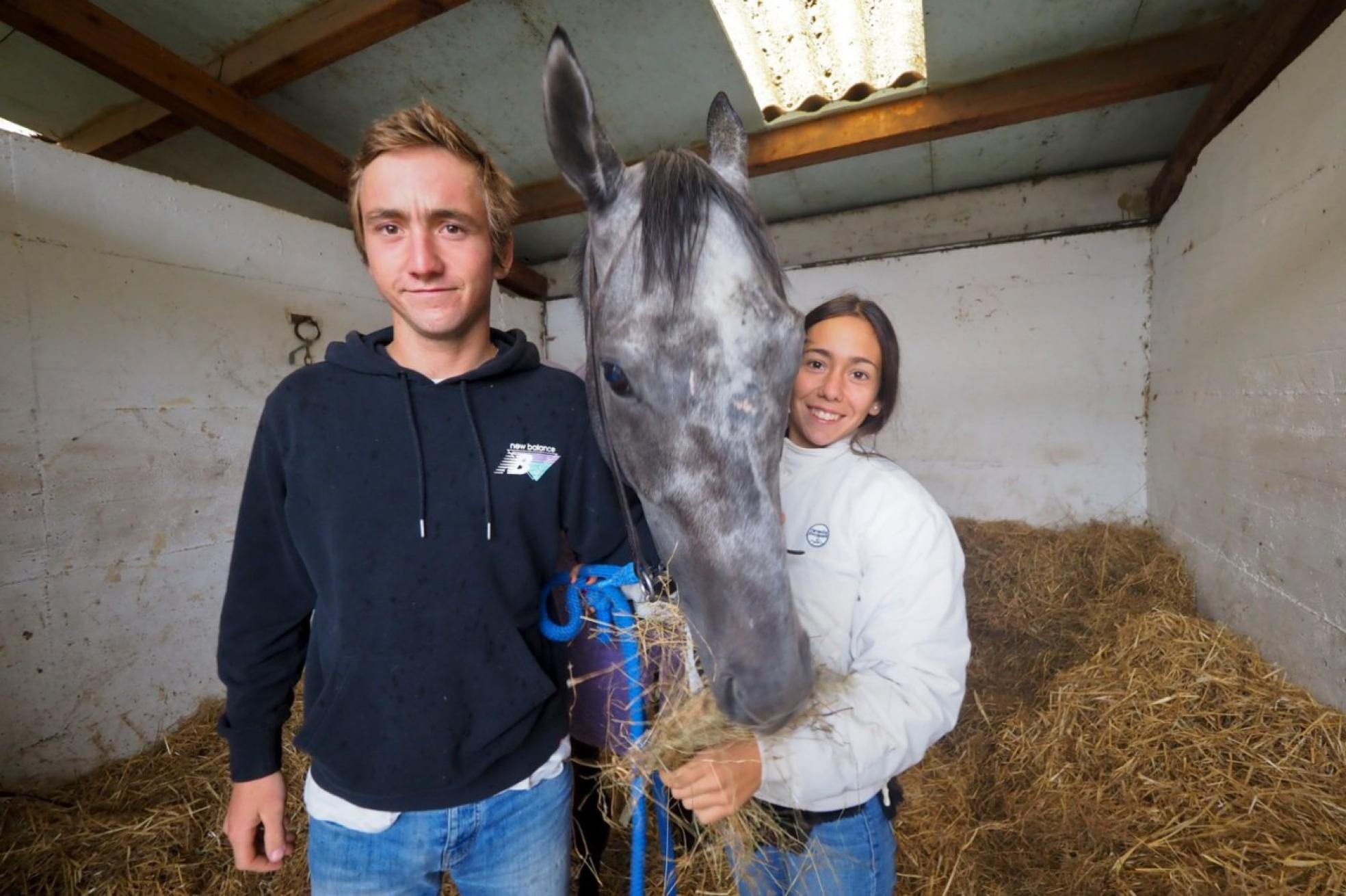 César y Victoria Alonso Vidal de la Peña heredaron la pasión por los caballos de su padre, César Alonso, que fue jockey.