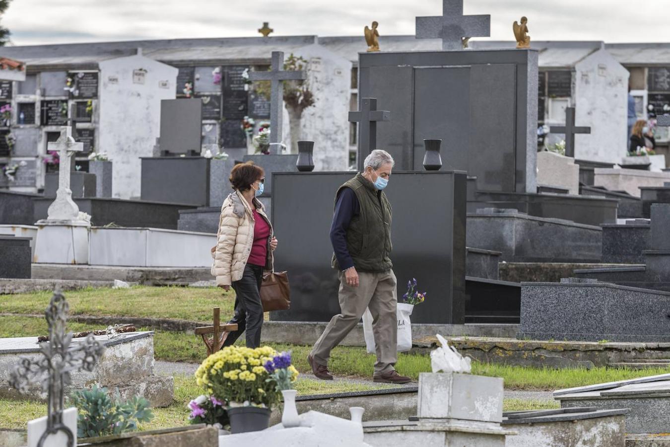 Los cántabros acuden a visitar a sus difuntos en los cementerios de la región en menor medida que otros años por las restricciones impuestas por el covid.