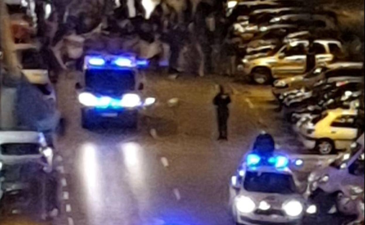 Dispositivo policial en Torrelavega, el viernes por la noche.