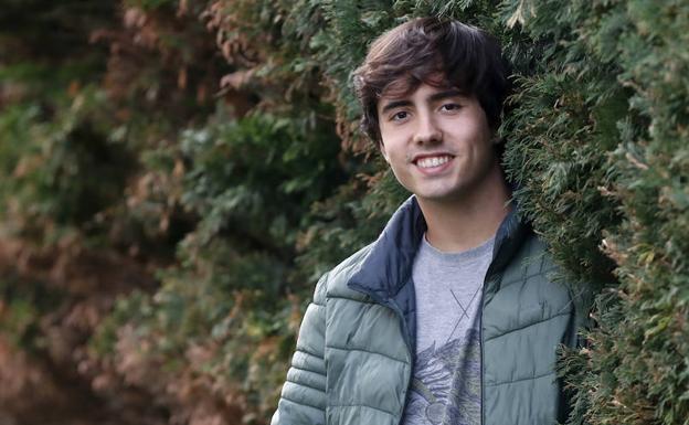 Pablo Martínez, en un retrato en el jardín de casa antes de irse a Madrid.