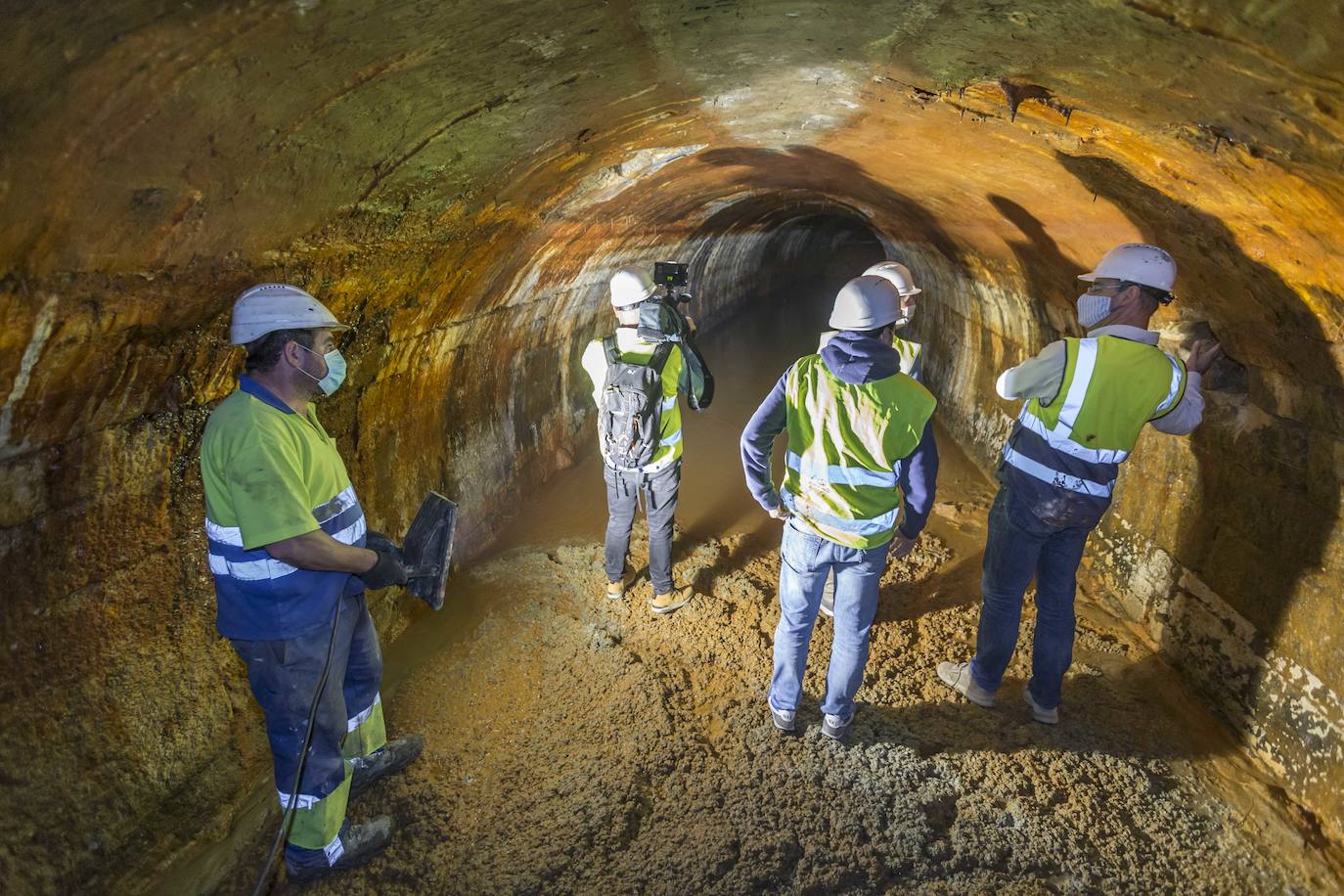 La entrada al pasadizo recién reabierta permite ya acceder unos metros. El lunes empezarán a sacar agua con una bomba 