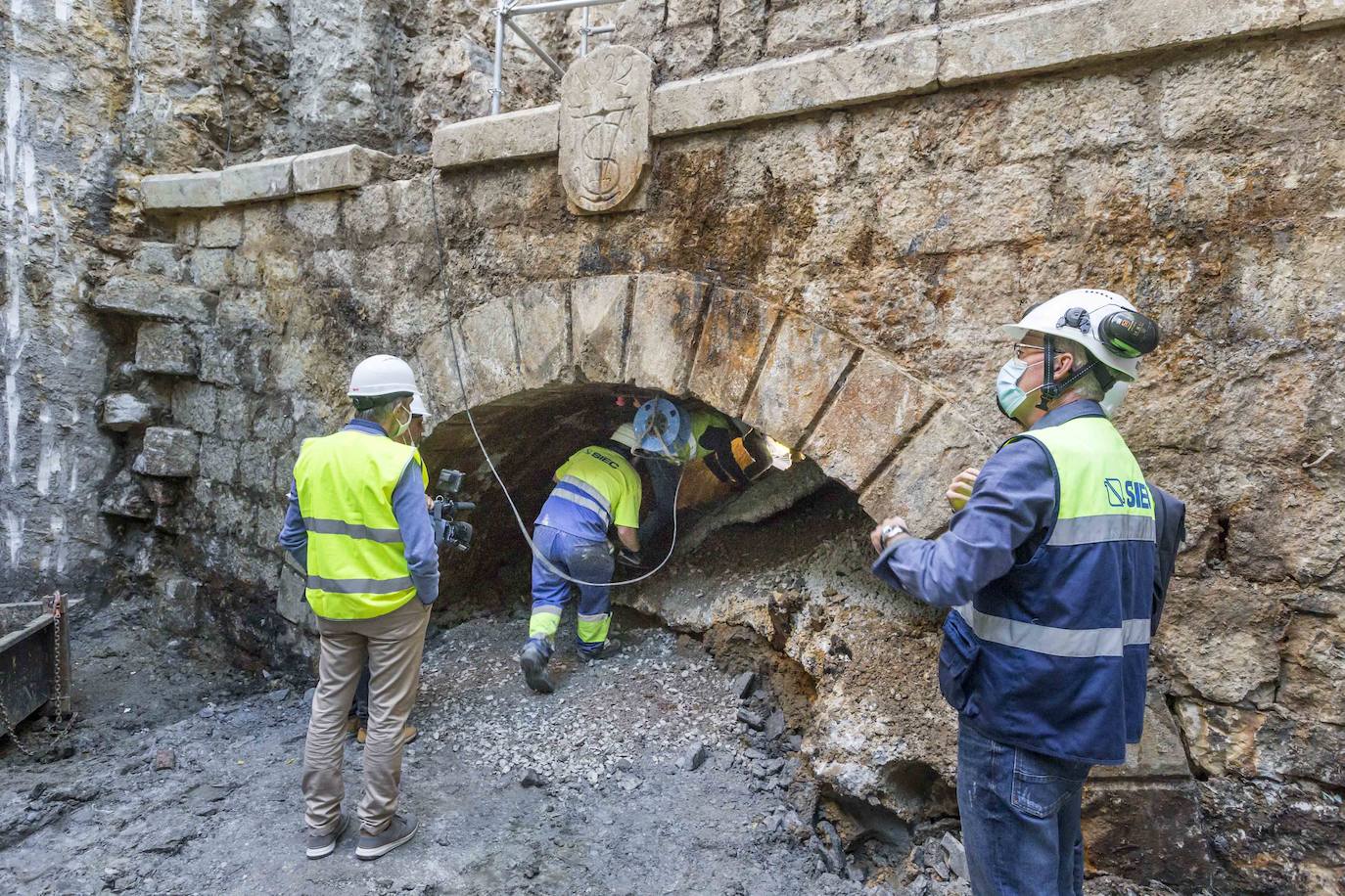 La entrada al pasadizo recién reabierta permite ya acceder unos metros. El lunes empezarán a sacar agua con una bomba 