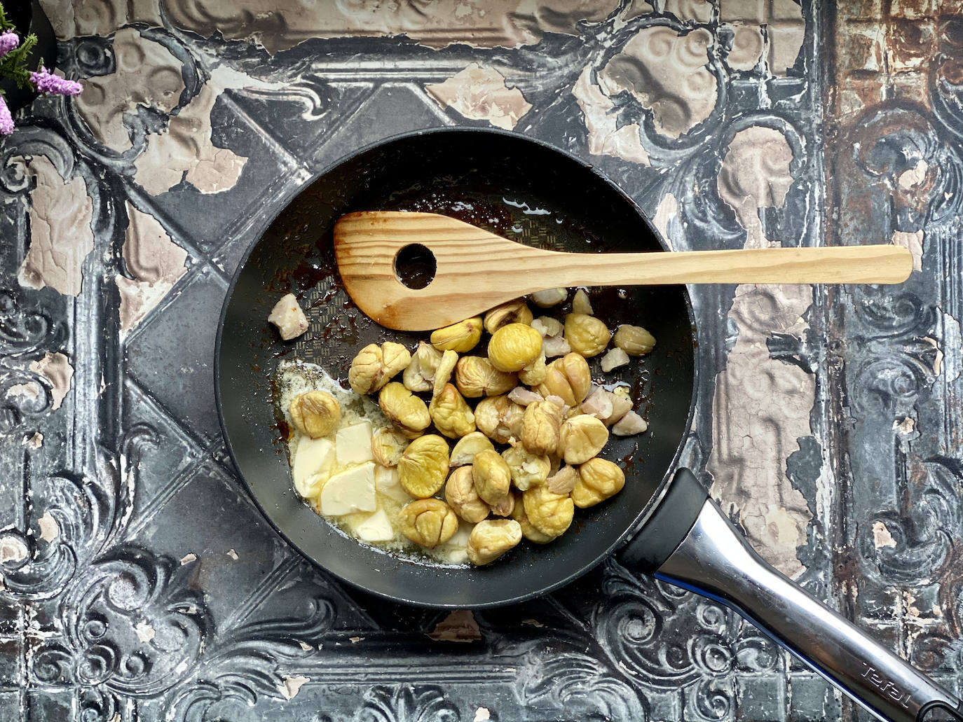 Cocinando las castañas.