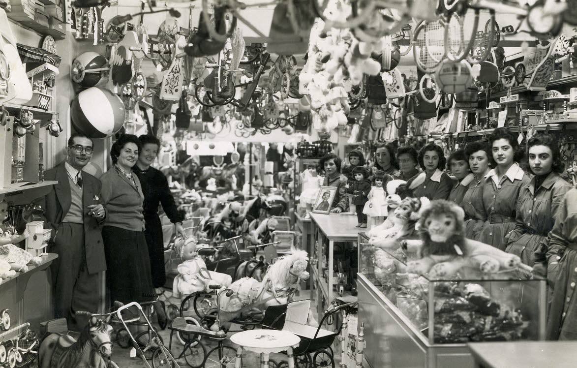 Vista del Bazar San Carlos, de Santander, en los años cincuenta. 