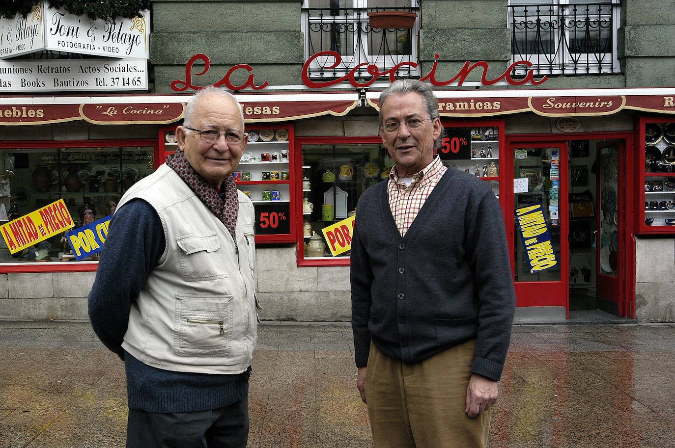 Fotografía de enero de 2005 de Antonio (i) y Celestino Alberdi propietarios del comercio 'La Cocina' de la calle Burgos. El establecimiento de loza y recuerdos cerró al jubilarse uno de los propietarios.