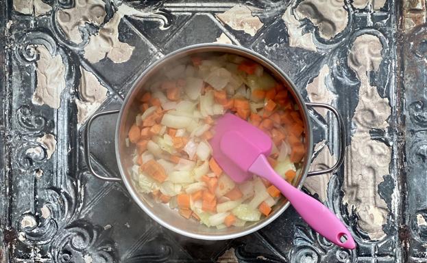 Rehogando las verduras en la mantequilla.