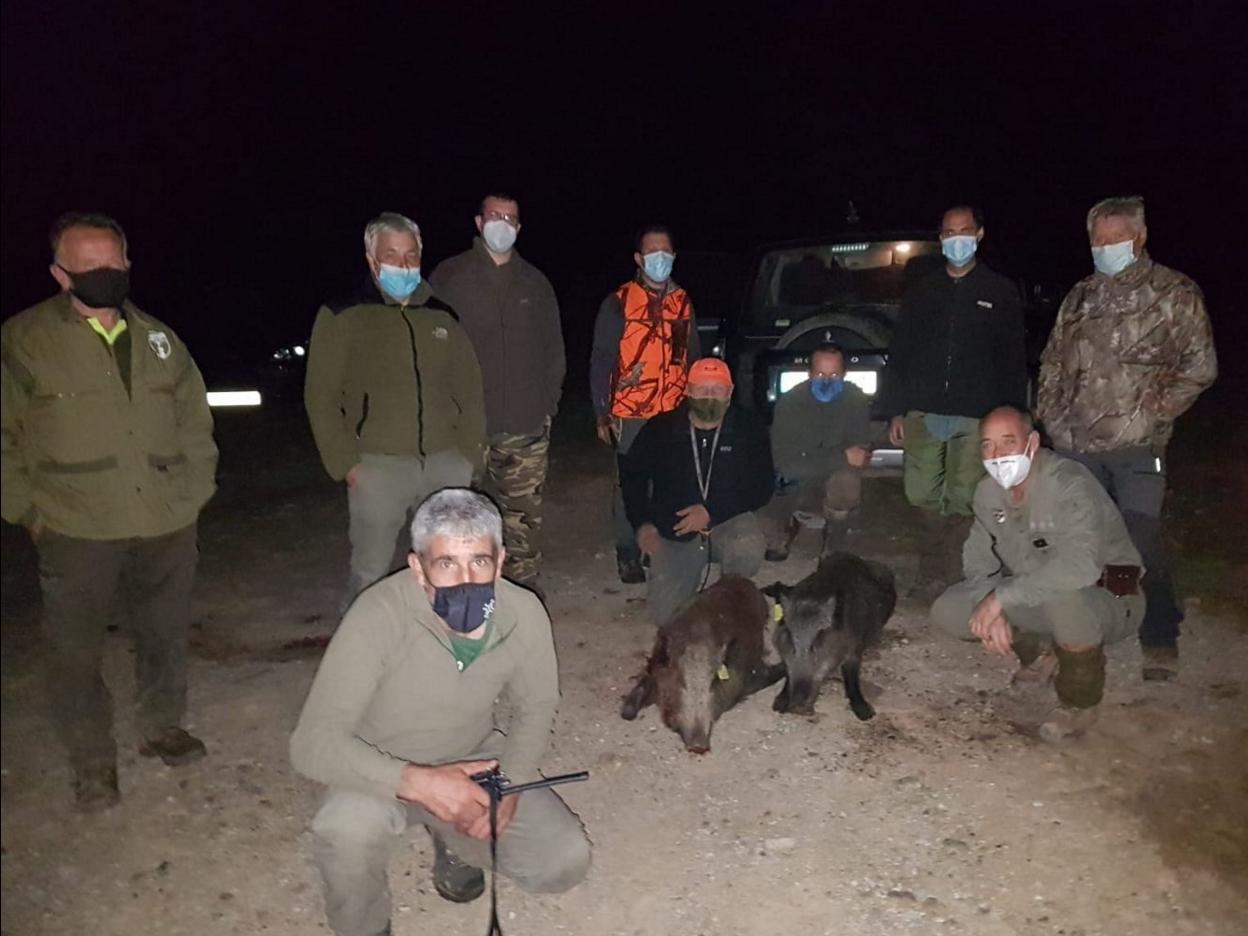 Integrantes de la cuadrilla 91, de Molledo, con dos jabalíes cazados en el lote de Montequemao. 