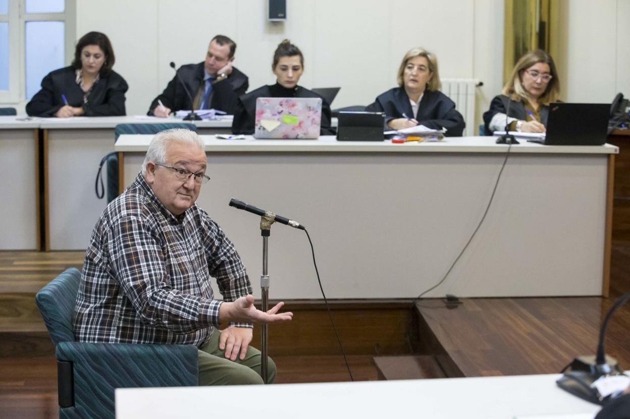 Fernando Muguruza, exalcalde de Castro, durante su declaración ante la Audiencia Provincial. roberto ruiz