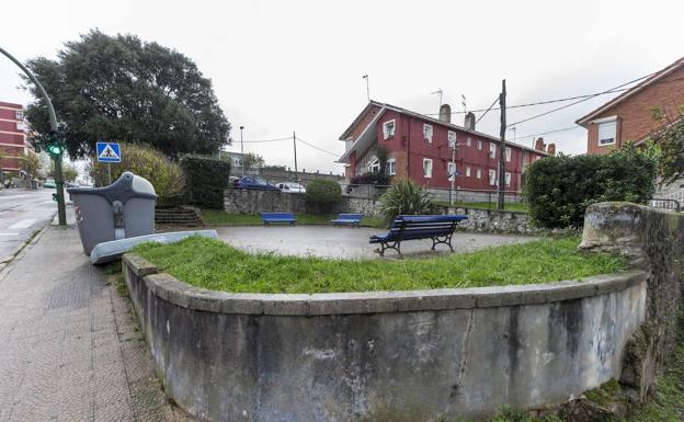 En la Bajada del Caleruco. Una pequeña plaza con poca urbanización.