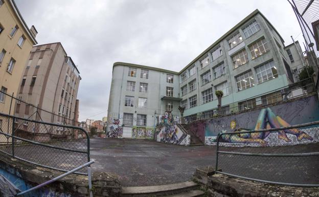 Escuelas verdes. Un patio cerrado sin uso de un antiguo colegio de EGB. Se puede acceder por Antonio Cabezón..