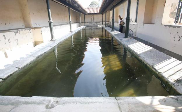 Lavadero. En Cueto. El lavadero está relativamente bien conservado pero el flujo de agua no funciona. 