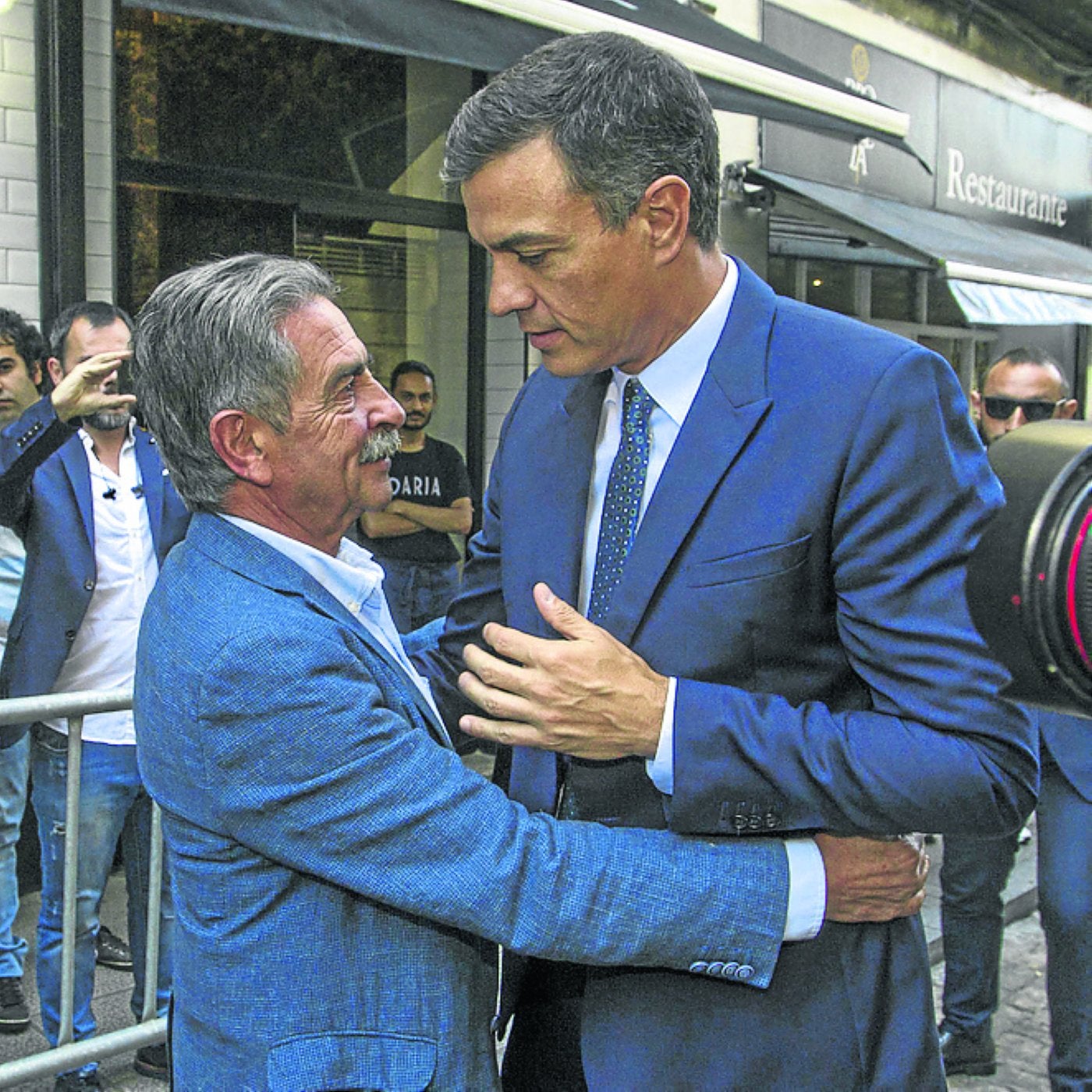  Revilla abraza a Pedro Sánchez en una de las últimas visitas del presidente del Gobierno central a Cantabria. 