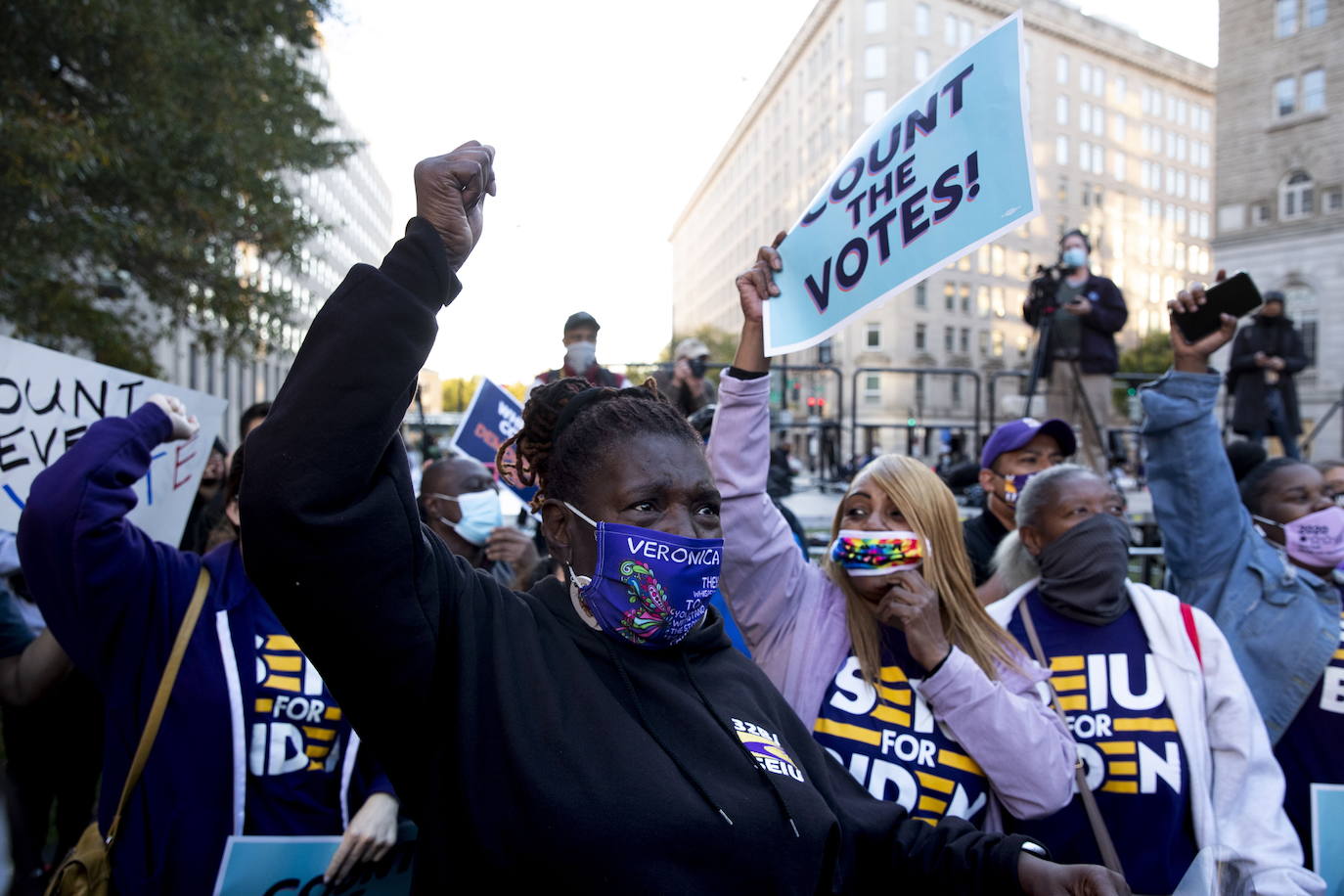 La gente reacciona después de que los medios de comunicación pronosticaran que Michigan irá a Biden en una fiesta de observación de resultados de elecciones, el día después del día de las elecciones en McPherson Square, cerca de la Casa Blanca en Washington