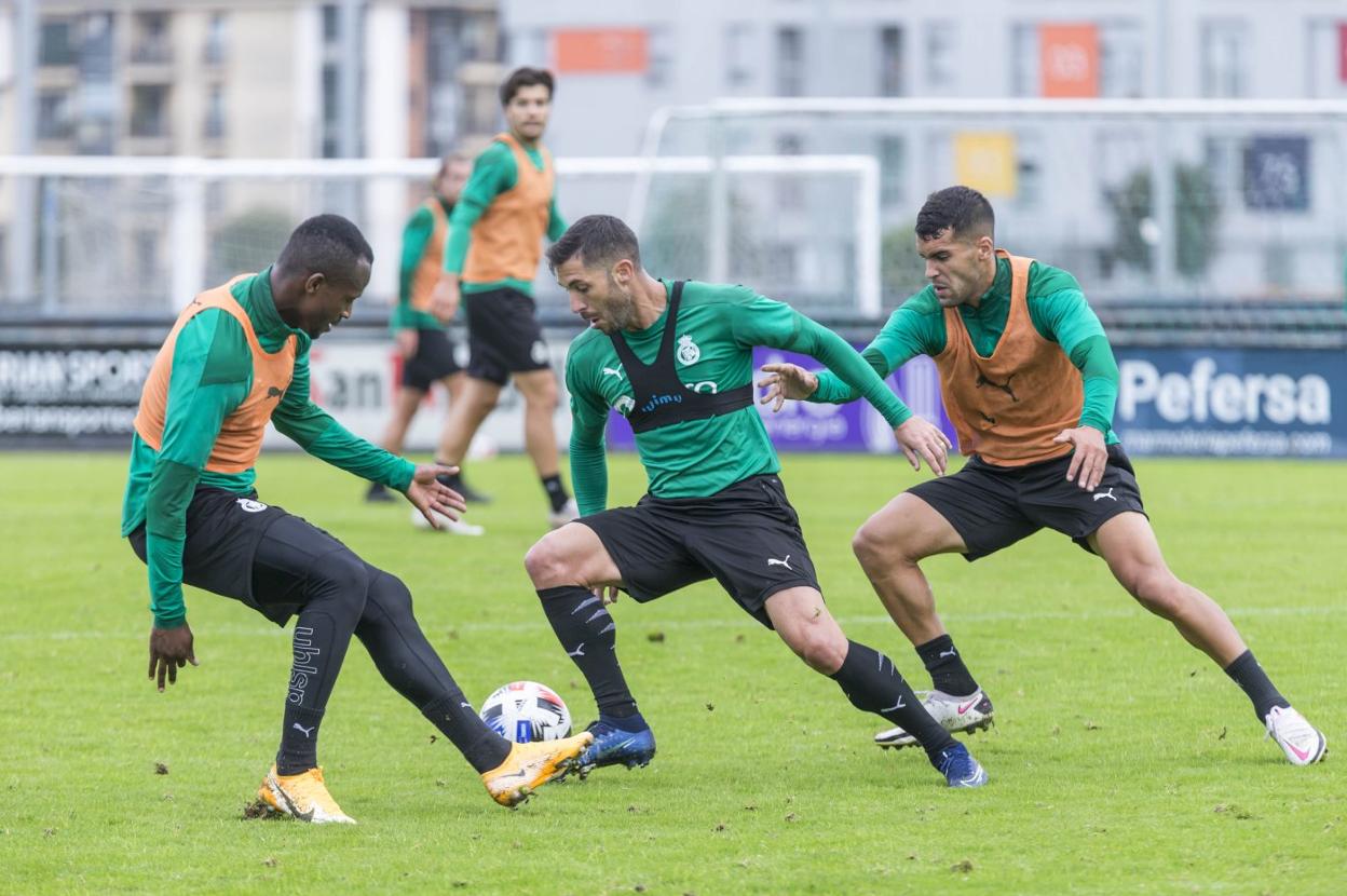 Álvaro Cejudo trata de regatear a Nana en un entrenamiento en La Albericia. 