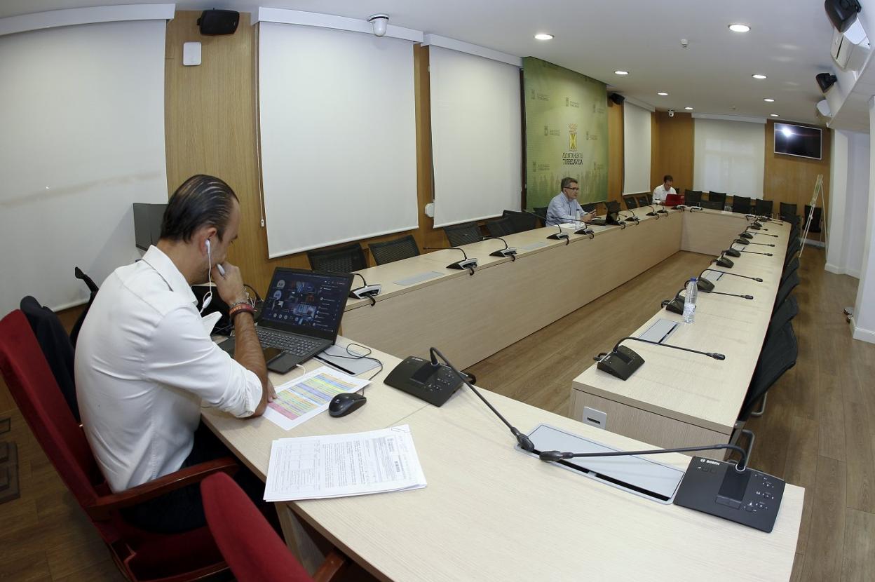 El alcalde, Javier López Estrada, en primer término, preside la sesión plenaria telemática.