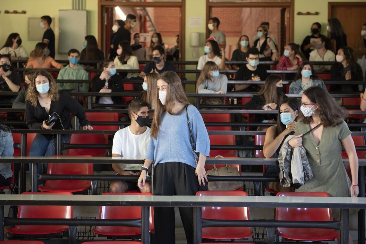 Cantabria sigue sin elevar las oportunidades laborales para sus titulados universitarios. MARÍA GIL LASTRA