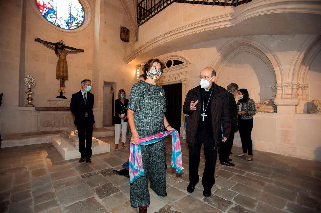 Araceli Pereda, presidenta de Hispania Nostra y Fidel Herráez, arzobispo de Burgos, en un acto reciente. 