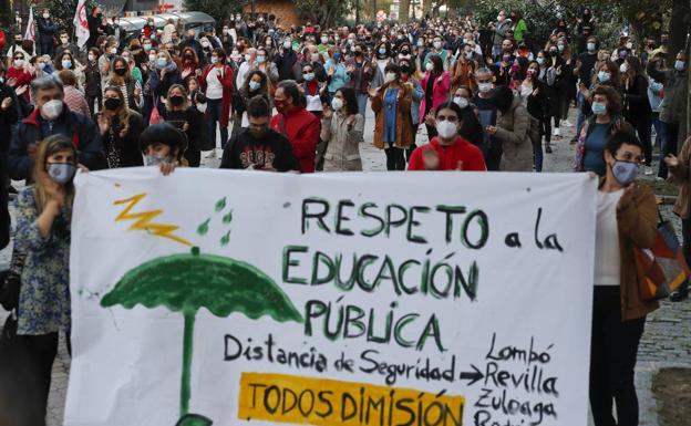 Profesores y directores exigen la dimisión «inmediata» de la consejera de Educación