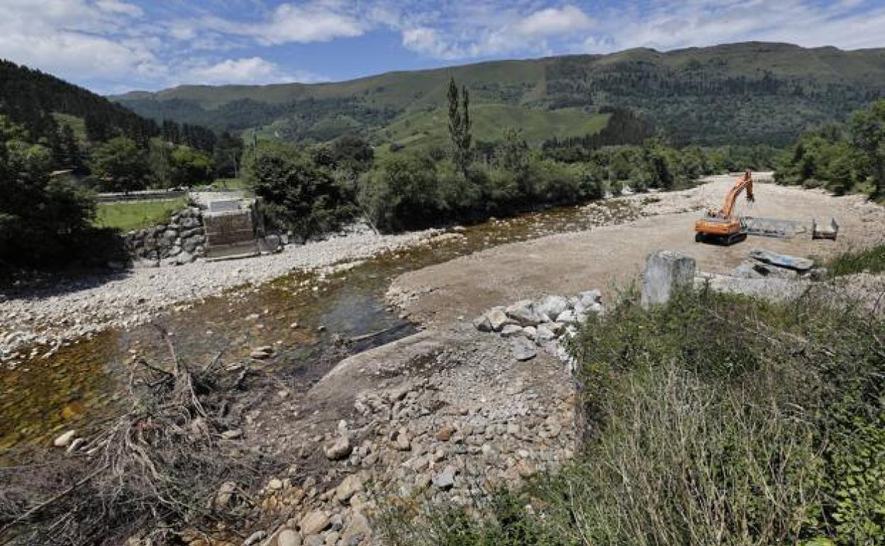 Obras para construir el nuevo puente que unirá Ruente con las fincas de Monte Á. 