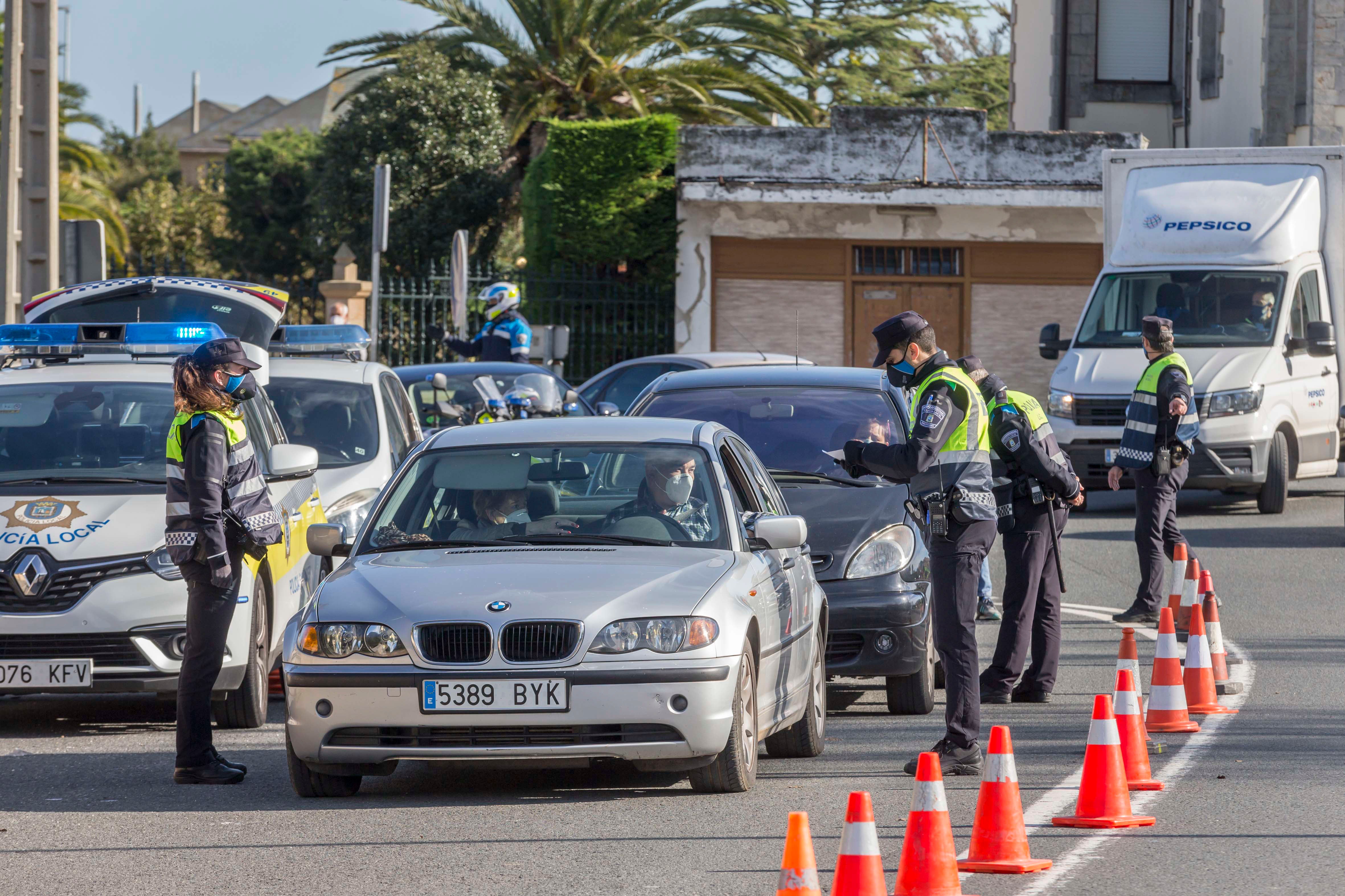 Controles de la Policía Local de Santander y la Policía Nacional en Corbán, uno de los accesos a la ciudad.