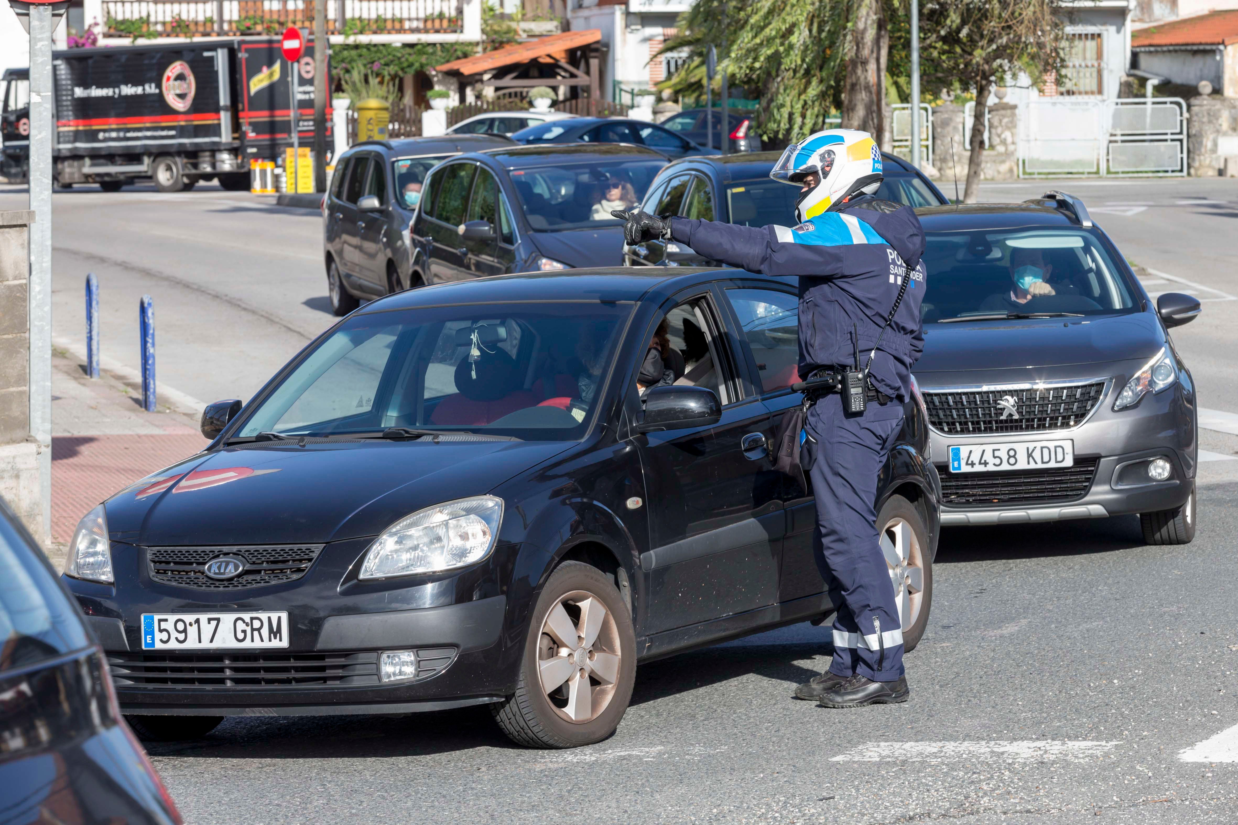 Controles de la Policía Local de Santander y la Policía Nacional en Corbán, uno de los accesos a la ciudad.