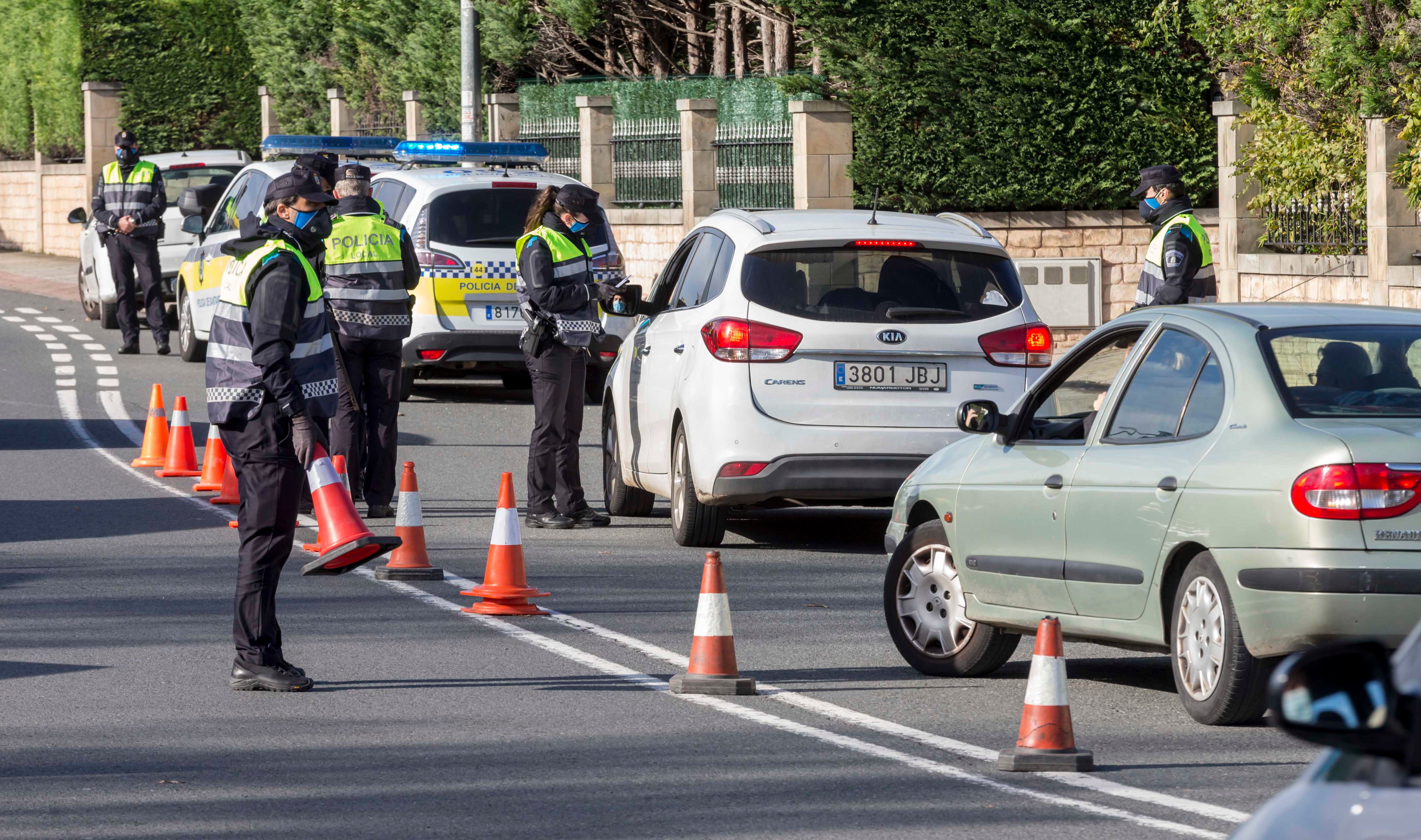 Controles de la Policía Local de Santander y la Policía Nacional en Corbán, uno de los accesos a la ciudad.