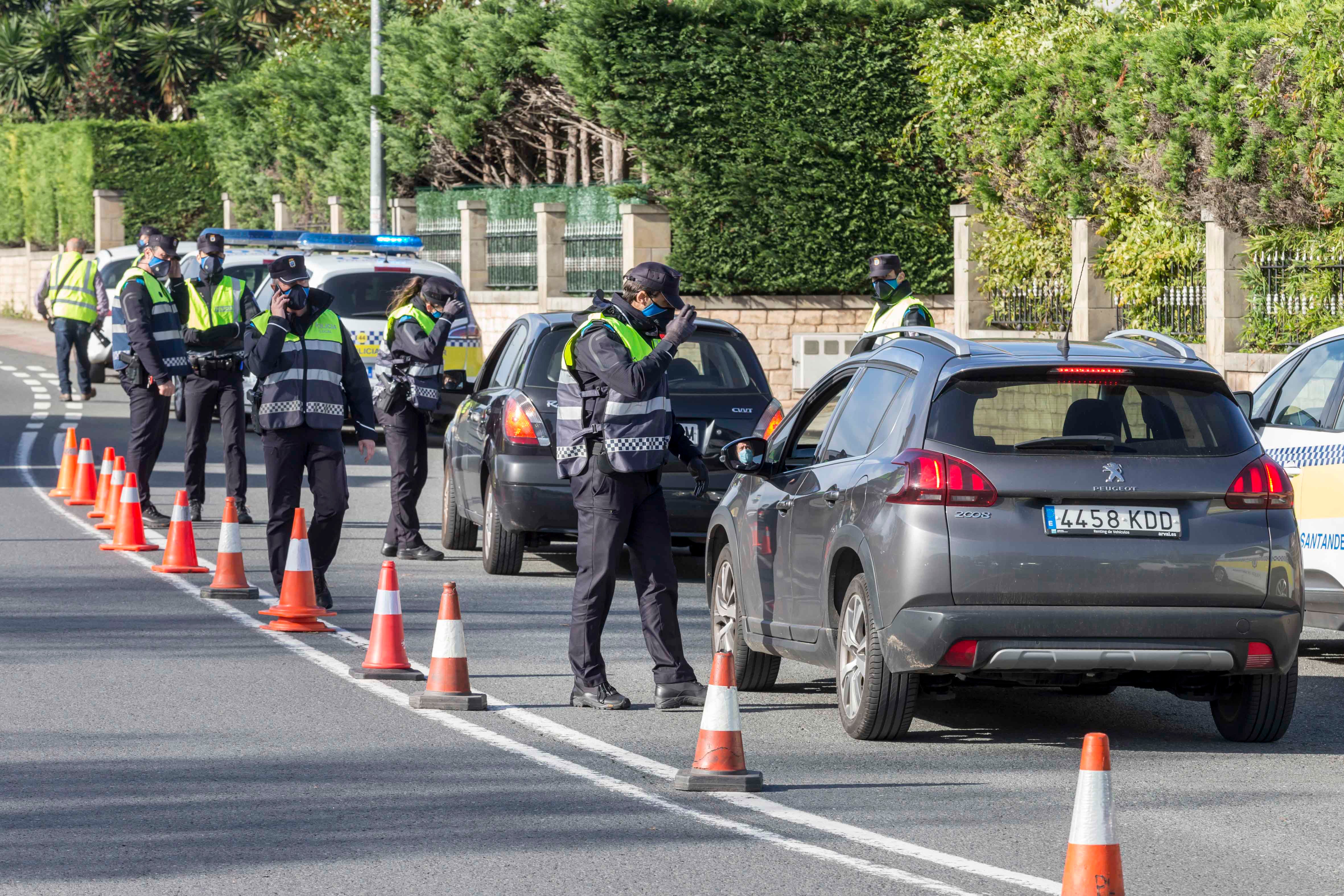 Controles de la Policía Local de Santander y la Policía Nacional en Corbán, uno de los accesos a la ciudad.