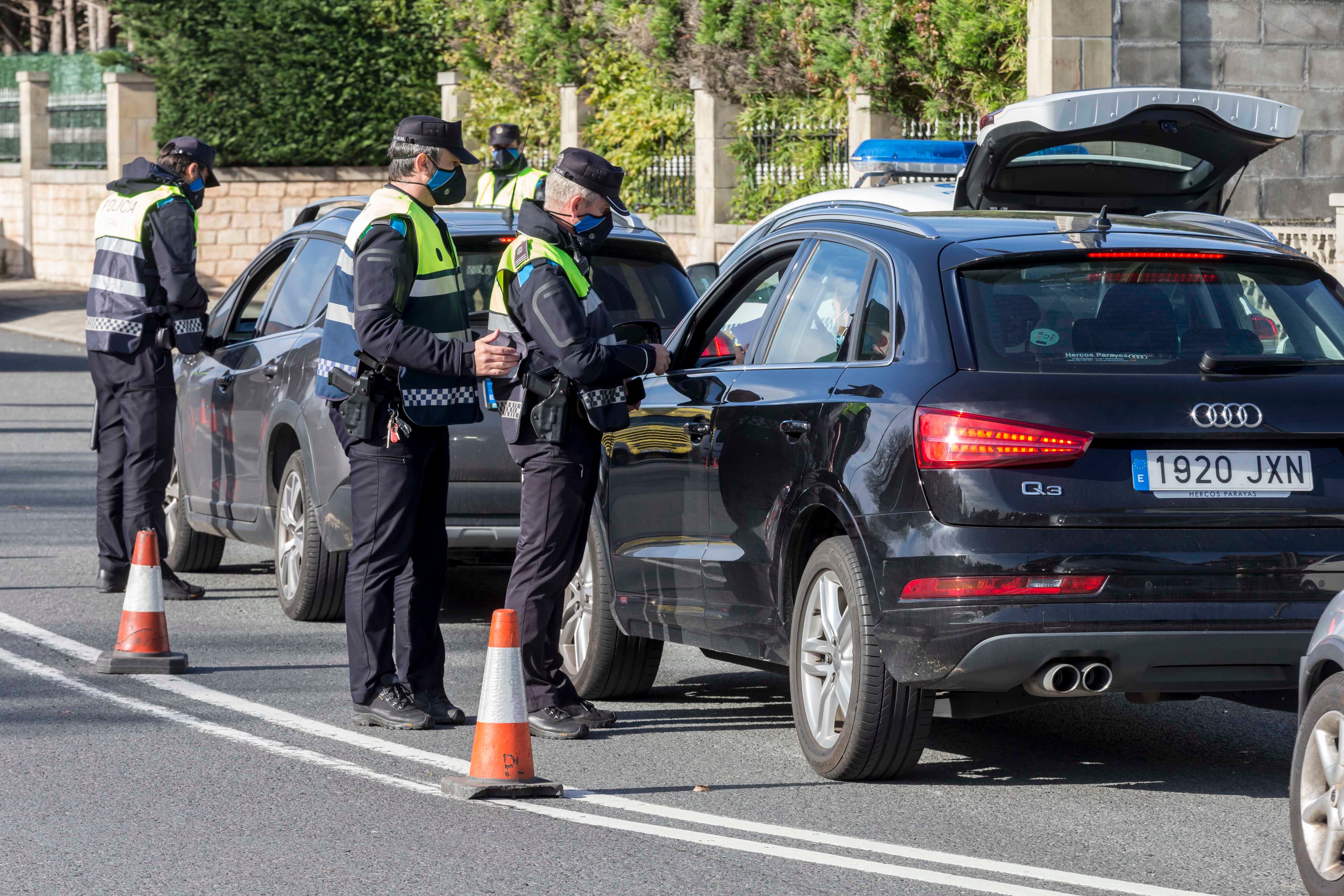 Controles de la Policía Local de Santander y la Policía Nacional en Corbán, uno de los accesos a la ciudad.