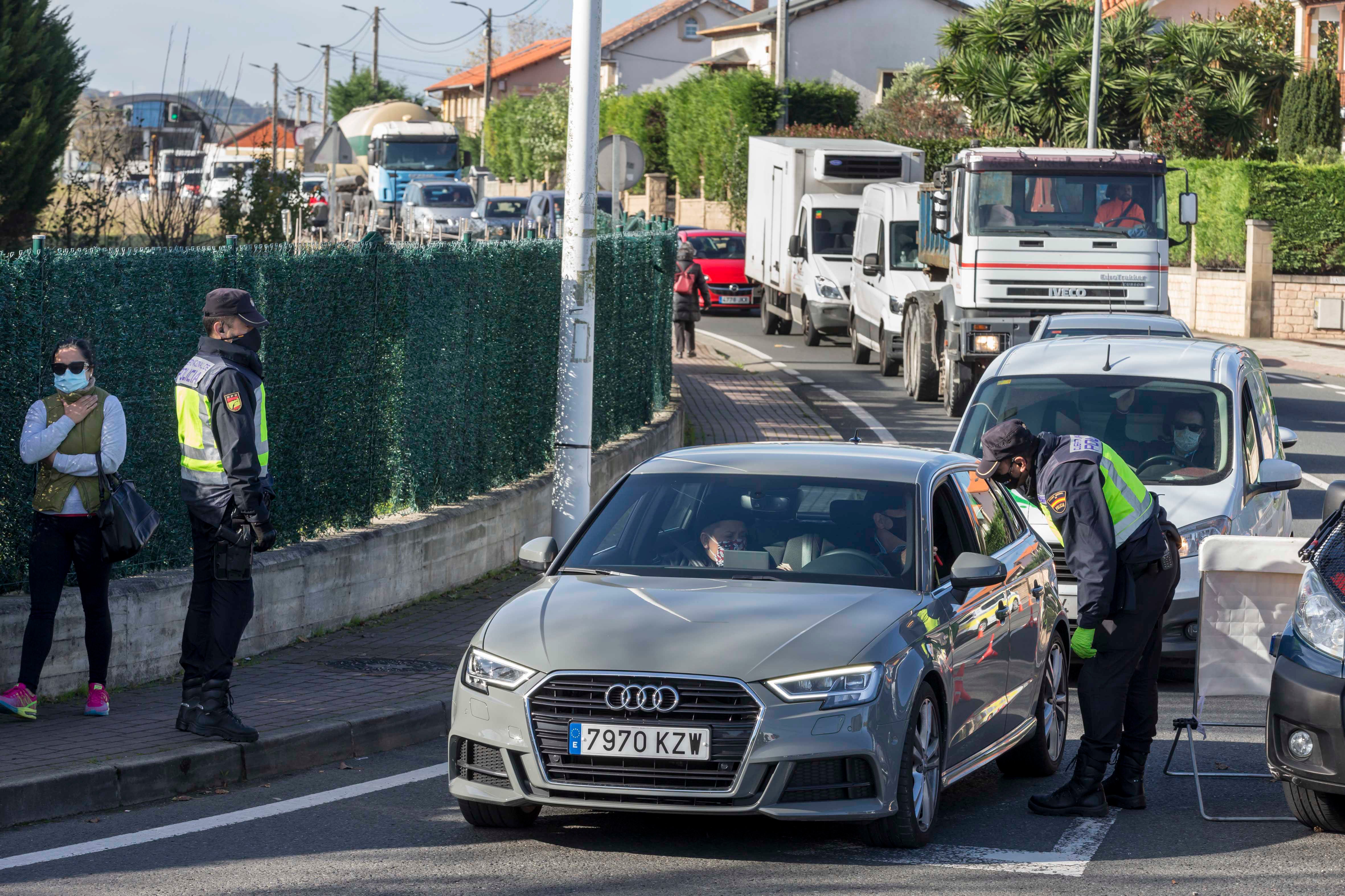 Controles de la Policía Local de Santander y la Policía Nacional en Corbán, uno de los accesos a la ciudad.