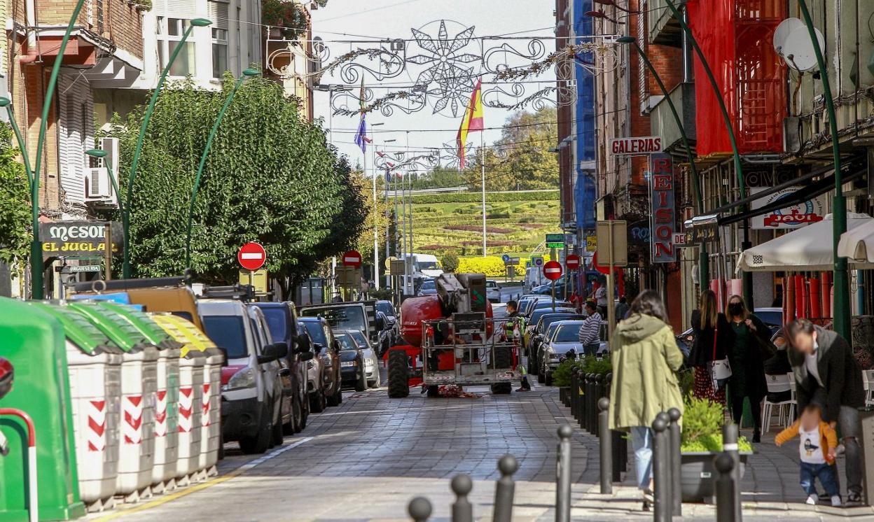 Luces navideñas ya colocadas en la calle Ceferino Calderón, en el barrio de La Inmobiliaria. luis palomeque