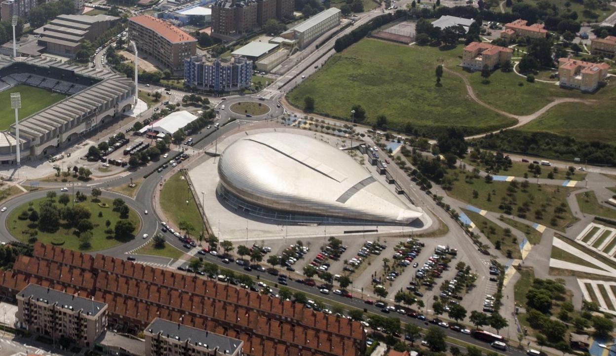 Vista aérea del Palacio de Deportes de Santander, ubicado en El Sardinero, frente al estadio de los Campos de Sport.