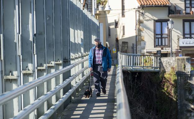 Un vecino de Unquera, sobre el puente que cruza a Bustio.