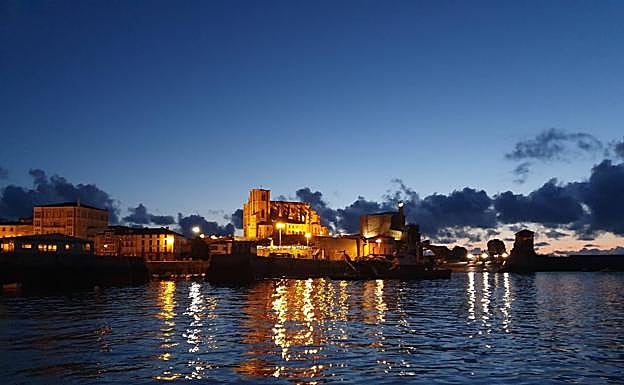 Anochecer, con el conjunto histórico iluminado. 