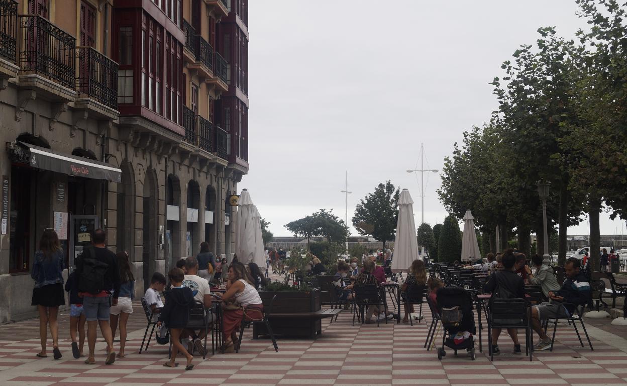 Los clientes disfrutan de la terraza de una cafetería en Castro Urdiales.