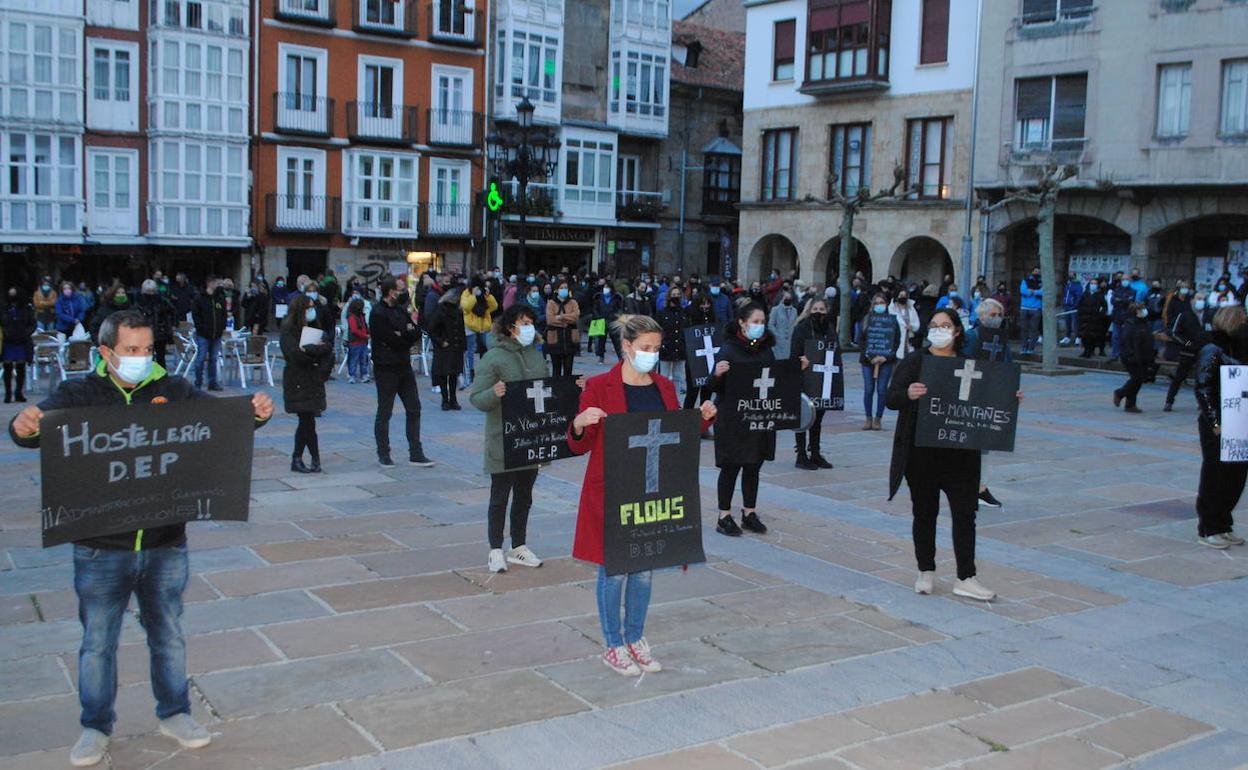 Unas trescientas personas secundaron ayer la protesta de los hosteleros reinosanos ante la situación generada en el sector por la crisis sanitaria. Bajo el lema 'Ya no aguantamos más', reclamaron ayudas, especialmente al Ayuntamiento, para sufragar los gastos de los negocios mientras estén cerrados, exenciones de pagos de impuestos y que el Gobierno regional reconsidere las restricciones a los establecimientos dado que «no hay pruebas de que la hostelería sea el foco de contagio».