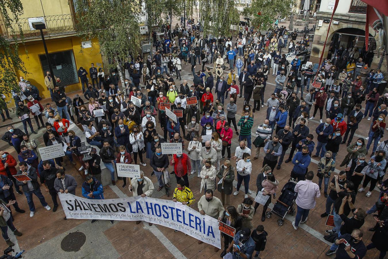 Más de 300 personas se han sumado a la concentración para reclamar apoyo a un sector «que cumple los controles sanitarios»