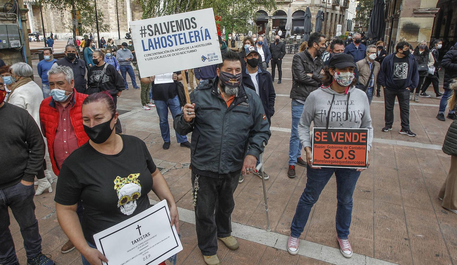 Más de 300 personas se han sumado a la concentración para reclamar apoyo a un sector «que cumple los controles sanitarios»