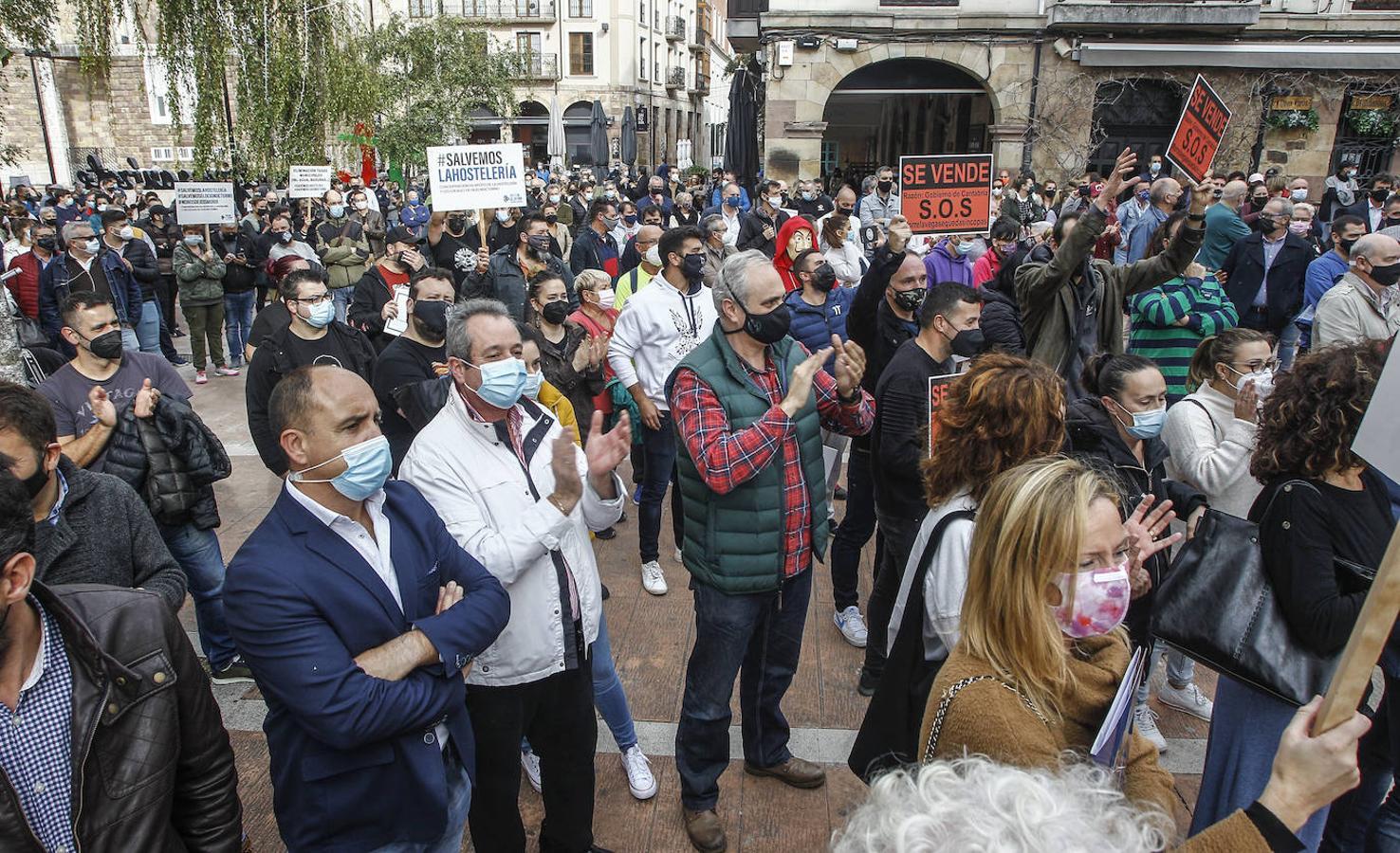 Más de 300 personas se han sumado a la concentración para reclamar apoyo a un sector «que cumple los controles sanitarios»