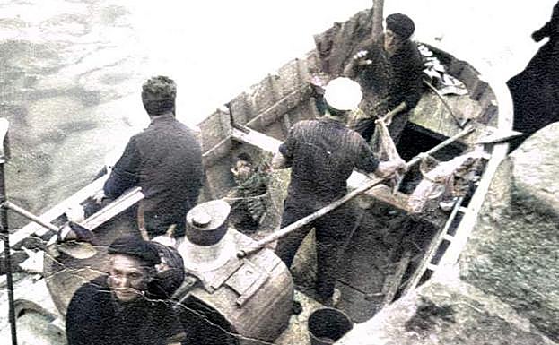 Pescadores castreños faenando. 
