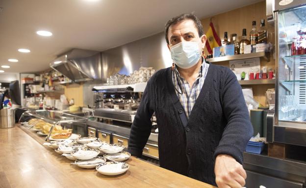 Moisés Fernández atiende en la barra de la cafetería La Porticada. 