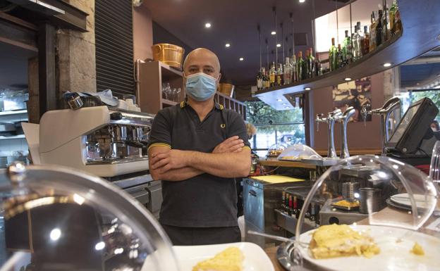 Javier Martínez, del bar Tívoli, posa tras la barra del local. 