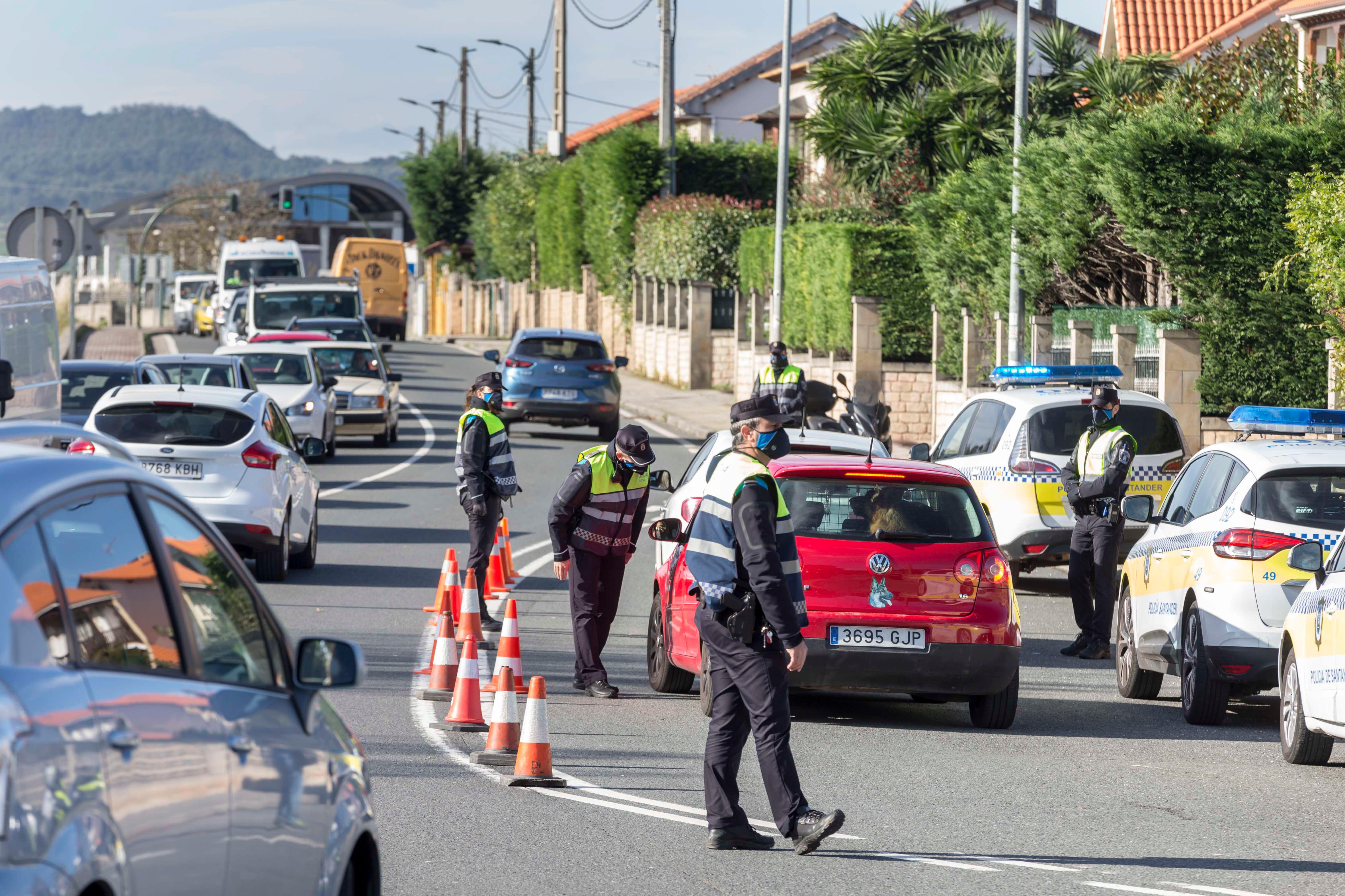 La Policía Nacional y la Policía Local de Santander controlan los accesos a la capital.