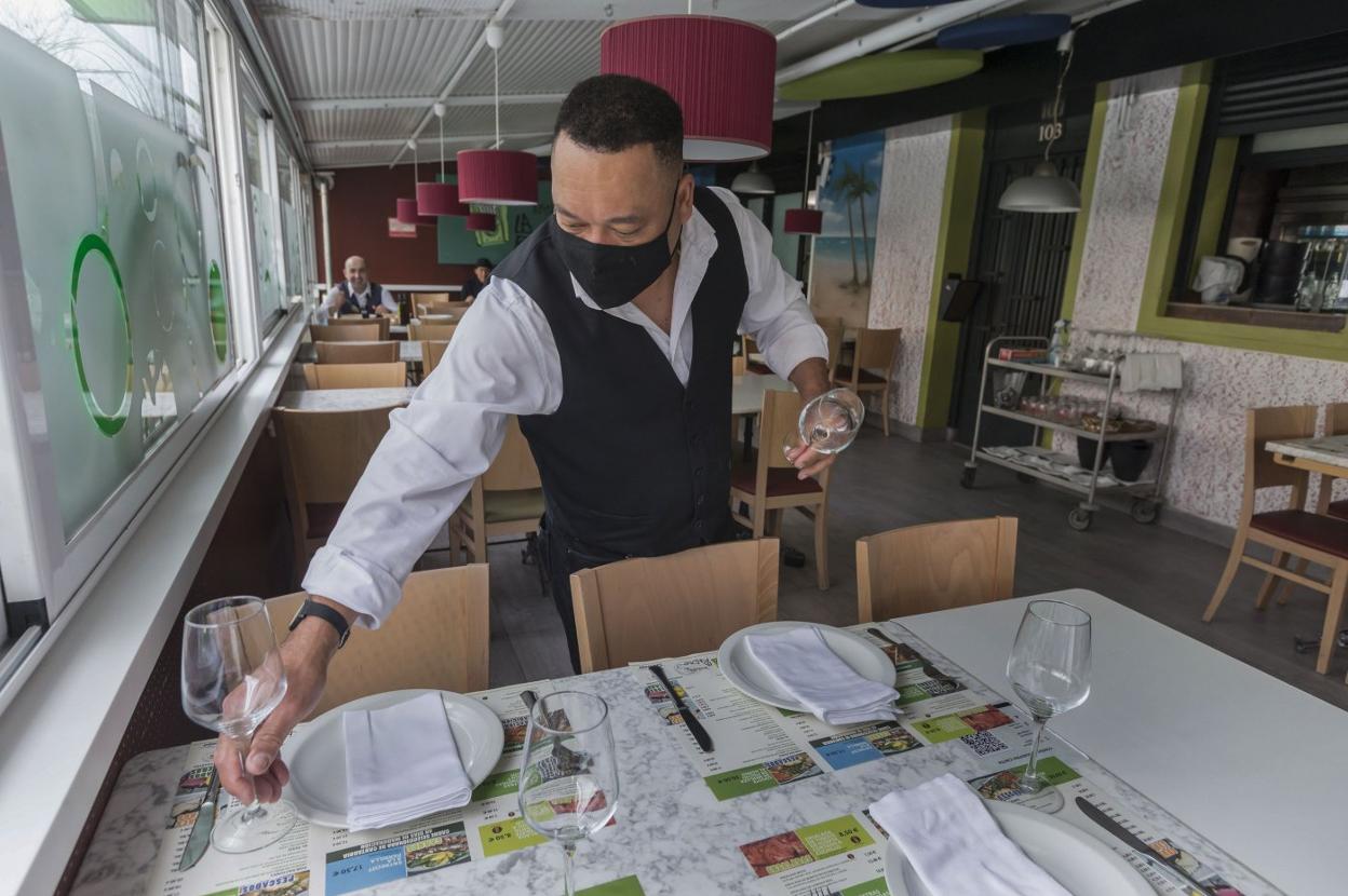 Un camarero de La Radio, en primer término, ayer en el establecimiento situado en General Dávila. 