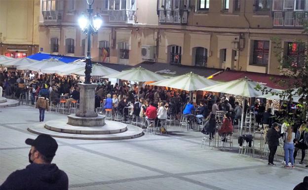 Los negocios de la plaza de Cañadío estuvieron llenos durante la tarde noche