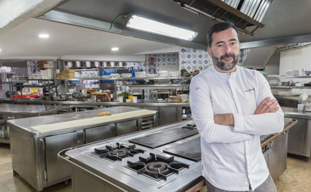 Toni González, chef del restaurante El Nuevo Molino, ubicado en Puente Arce posa, este viernes, en la cocina del establecimiento.