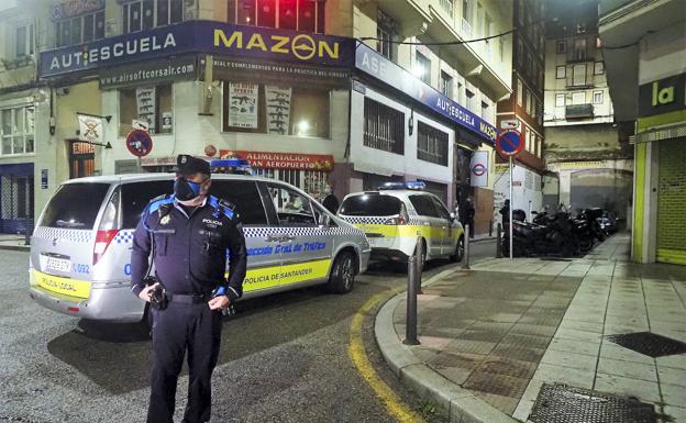 A partir de las once de la noche, los agentes de Policía recorrieron las calles con más hostelería para urgir el cierre de los negocios. 