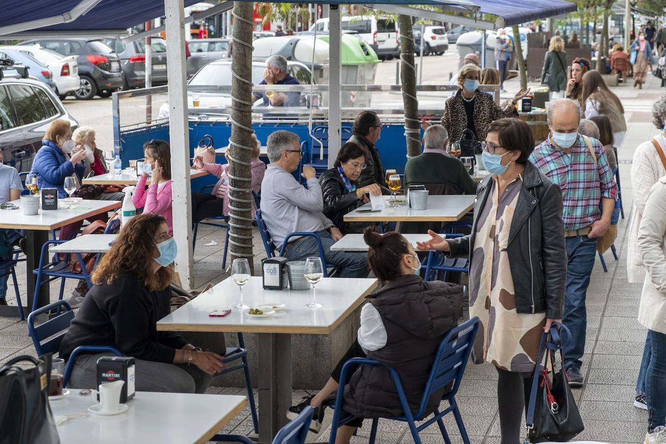 En algunos locales del centro, la gente hacía cola para coger mesa.