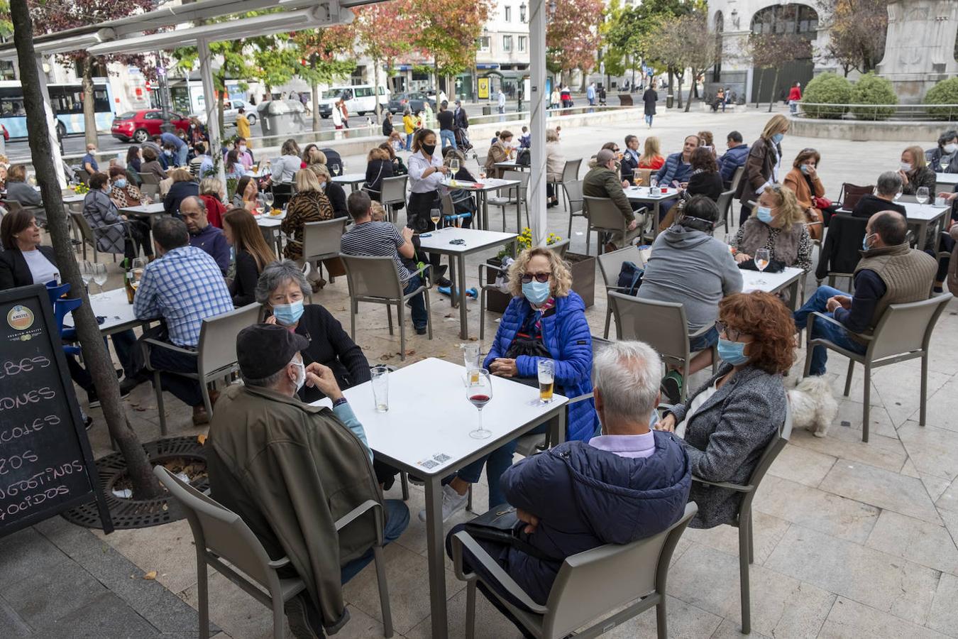 En algunos locales del centro, la gente hacía cola para coger mesa.