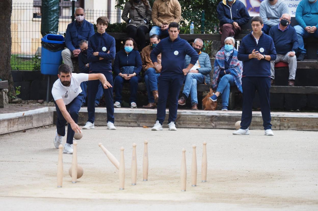 Javi González birla en un partido de Quijano, peña de Primera Categoría. En la grada, todo el público con la preceptiva mascarilla. 